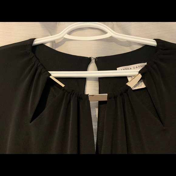 Jumpsuit with gold neckline - Picture 5 of 8